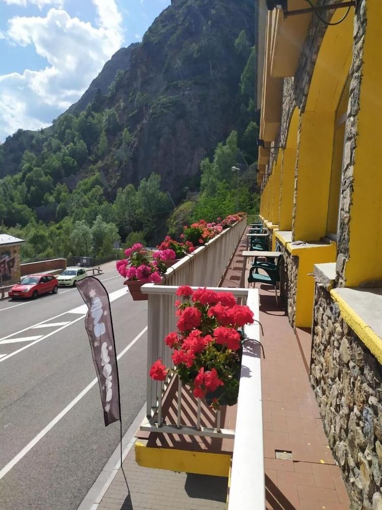 Hotel Les Terres LʼAldosa Exterior foto